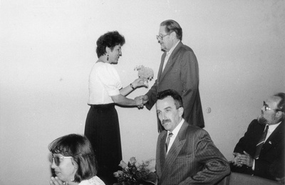HKM-i 25.aastapäeva konverents 23.mail 1992.a. Tuuru saalis. Lilled muuseumi esimesele  direktorile  similar photo