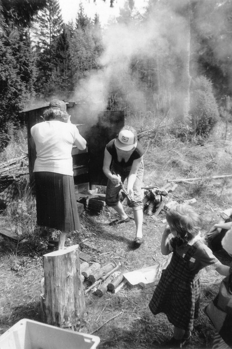 Vabaõhupäev Malvastes Mihkli talukompleksis 24.mail 1992.a. Suitsuahju juures
