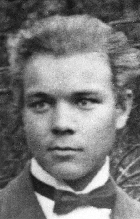 Portreefoto. Evald Mänd Emmaste kooli lõpetamisel