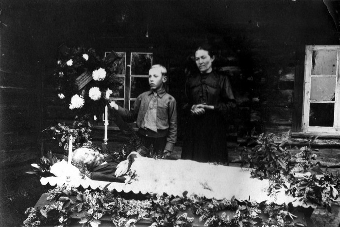Joann Kallas emaga isa puusärgi juures