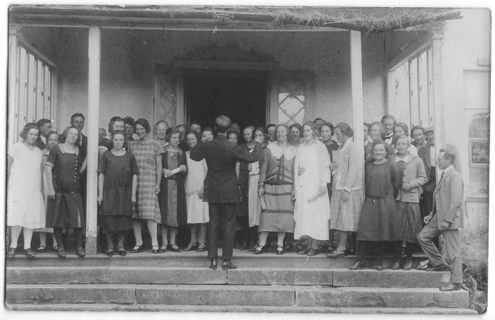 Laulukoor Emmaste pastoraadi trepil