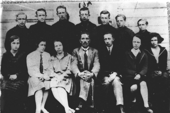 Reigi kooli VI klassi õpilased ja õpetajad 1928/29 õppeaastal