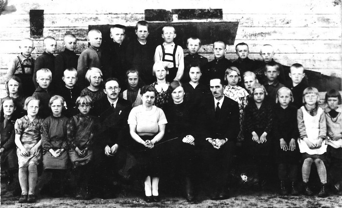 Reigi kooli I ja II klassi õpilased ja õpetajad 1935/36 õppeaastal