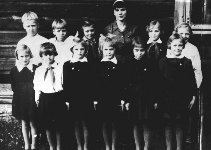 Reigi kooli õpilased ja õpetaja 1965/1966 õppeaastal.
