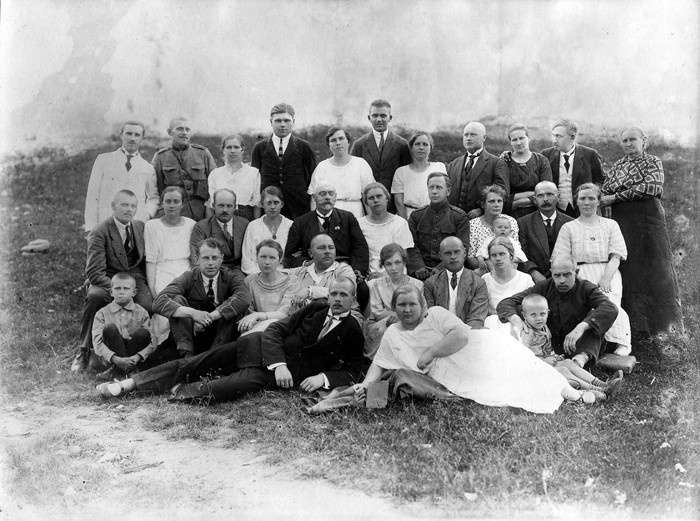 Grupifoto. Kärdla ametnikud peredega Kõpu jalamil