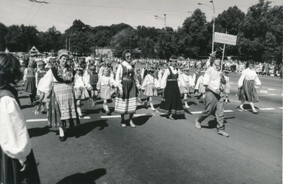 Photo. Ensv VI School Youth Song and Dance Festival in Tallinn on July 2-5, 1987.  Representatives of the Haapsalu pioneer house on parade in the Winning Square Photo: Elmar Ambos.  duplicate photo