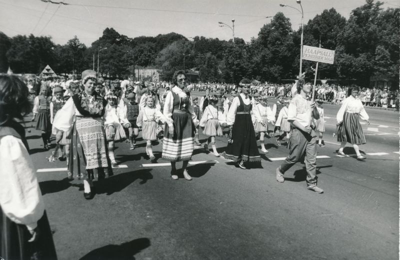 Photo. Ensv VI School Youth Song and Dance Festival in Tallinn on July 2-5, 1987.  Representatives of the Haapsalu pioneer house on parade in the Winning Square Photo: Elmar Ambos.
