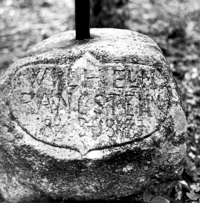 Hauatähis Kummistu kalmistul