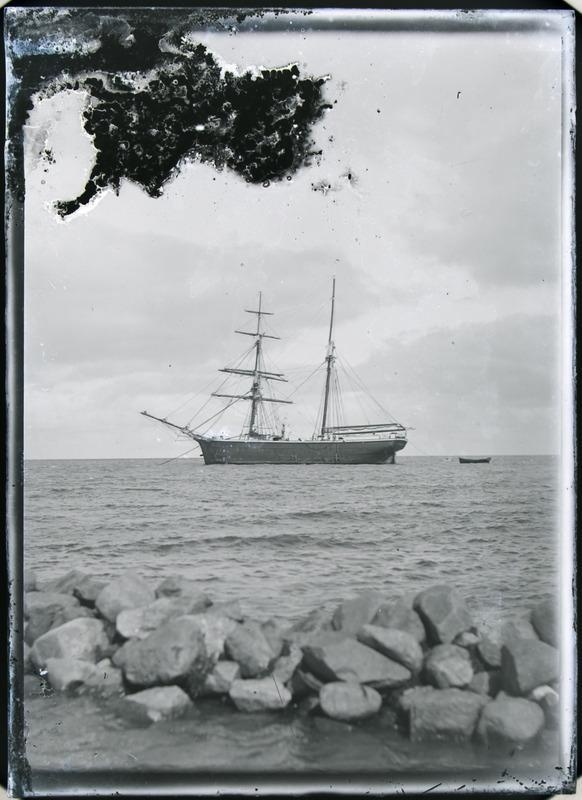 Klaasnegatiiv. Purjelaev Kärdla lahel