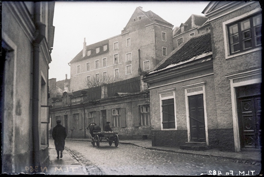 Tallinn, Uus tänav Väikese Rannavärava kohal.