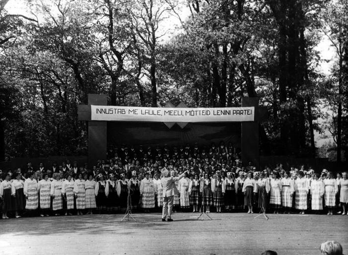 Ühendkoorid T.Vettiku juhatusel 1976.a. Hiiumaa laulupäeval