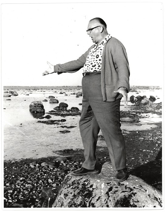 Tiit Kuusik laulmas Hiiumaa rannal