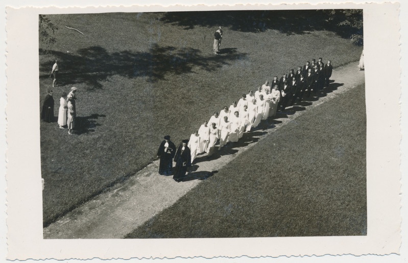 Kärdla leerilapsed teel kirikusse. Vaade kiriku tornist. 27.06.1937