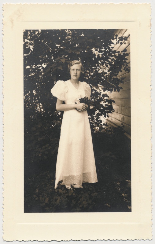 Elsa Ihla leeripäeval 27.06.1937 Kärdlas Saksa kabeli juures