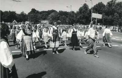 Photo. Ensv VI School Youth Song and Dance Festival in Tallinn on July 2-5, 1987.  Representatives of the Haapsalu pioneer house on parade in the Winning Square Photo: Elmar Ambos.  duplicate photo