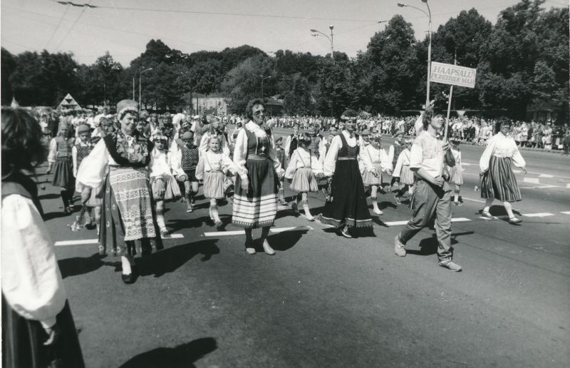 Photo. Ensv VI School Youth Song and Dance Festival in Tallinn on July 2-5, 1987.  Representatives of the Haapsalu pioneer house on parade in the Winning Square Photo: Elmar Ambos.