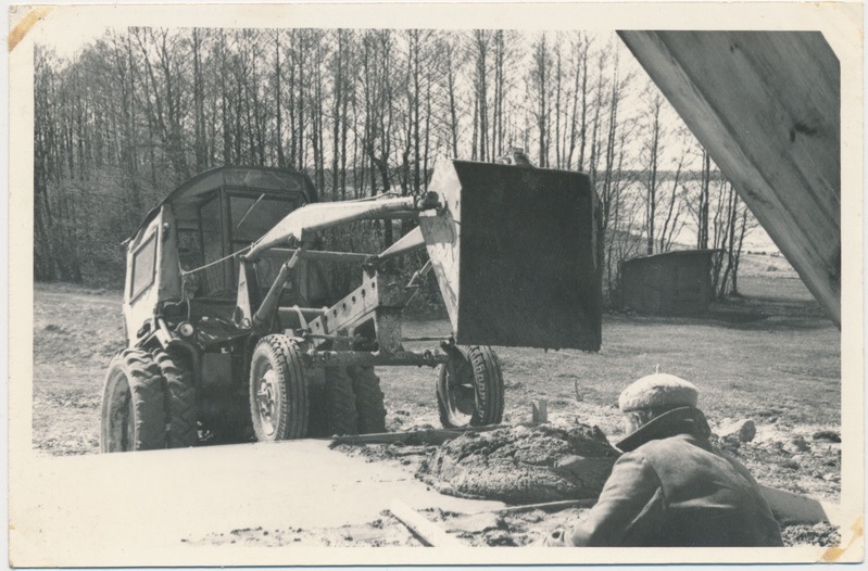 Kohvik Rannapaargu ehitus. Traktor seguga