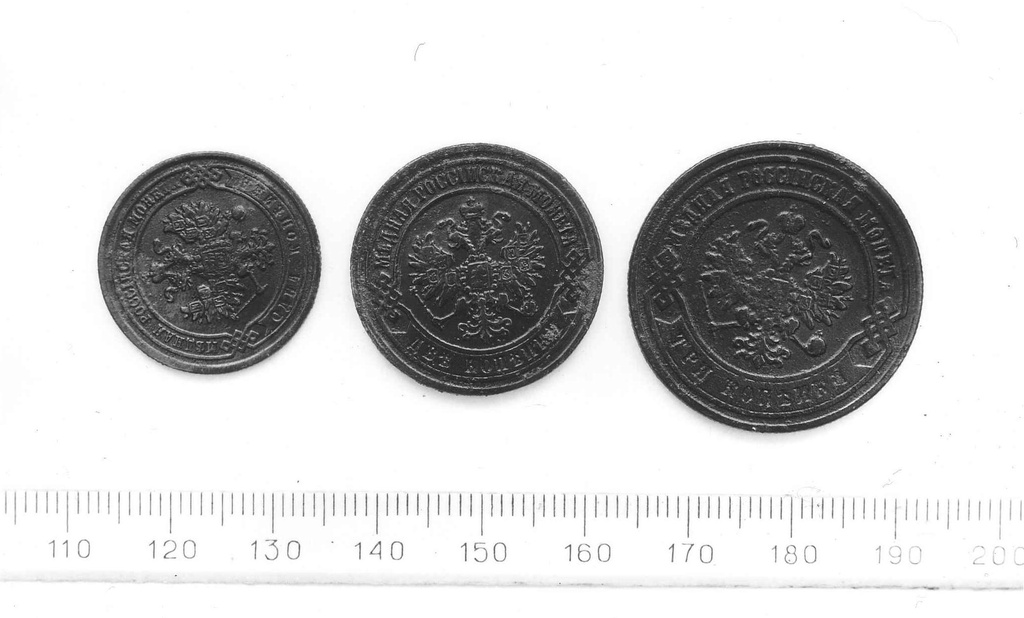 Käina kiriku leiumaterjal. Tsaari-Venemaa mündid (avers):1-kopikaline 1877a., 2-kopikaline 1870 a. ja 3-kopikaline 1876 a.