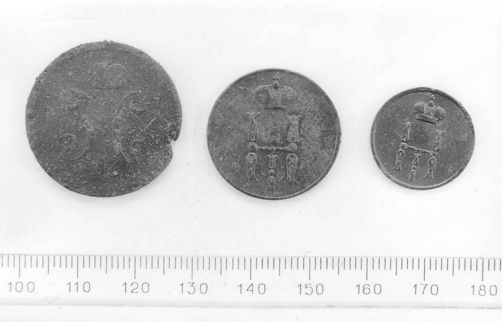 Käina kiriku leiumaterjal. Tsaari-Venemaa mündid (avers): 1-kopikalised (1852) ja denežka (1852)