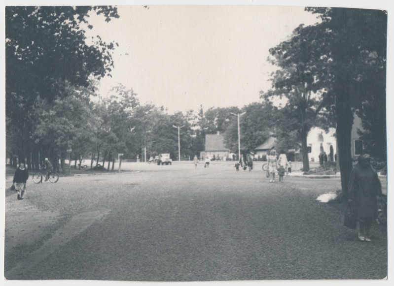 Vaade Kärdla Keskväljakule (Võidu väljakule) Rookopli (Võidu) tänavalt