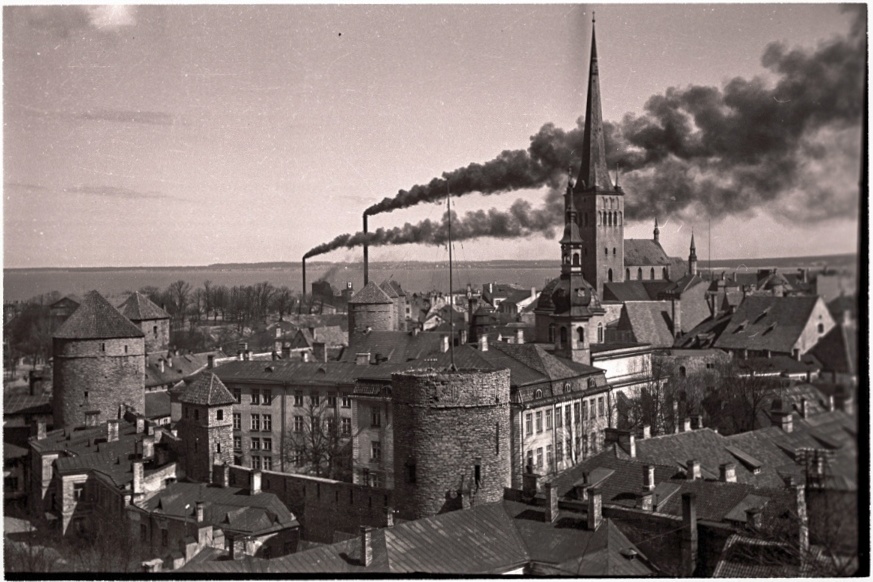 Tallinn, vaade Toompealt vanalinnale, taga Oleviste kirik.