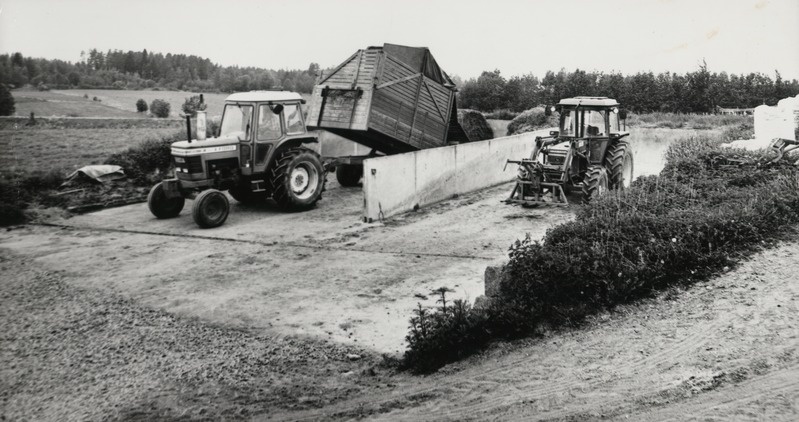 Soome talunik Martti Kokko teeb silo tranšeehoidlasse