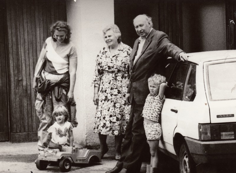 Kuusalu kolhoosi esimees Arnold Vunk perega