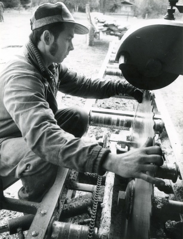 Arvo Pärnamaa Hiiumaa metsamajandist saagi teritamas