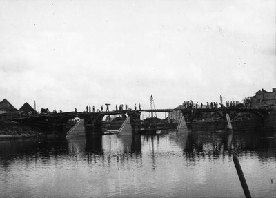 Tartu ruins: repair of broken hip bridge (Line of Holm and New Market t).
Behind the right loan cassette building. 

Tartu, 12.08.1941. Photo Ilja Pähn.  similar photo