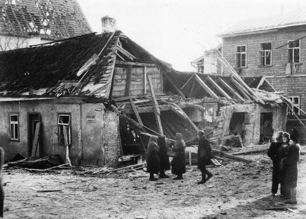 Tartu the ruins. Bombing of Tartu by the Russian air force: bombing at Gustav Adolf and Kroonuaia t corner.  On the wall of the house, the store is advertised by g. Nutt Lihaäri, Kroonuaia 3.
The wall of the house is from the streets: Kroonuaia.
Tartu, 27.03.1944. Photo Ilja Pähn.