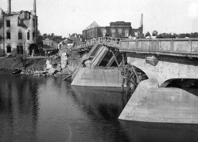 Tartu ruins: broken Freedom Bridge (temporary hip bridge on bridge), Emajõe left bank buildings. Behind Russian t. Tartu, 3.08.1941. Photo Ilja Pähn.  similar photo