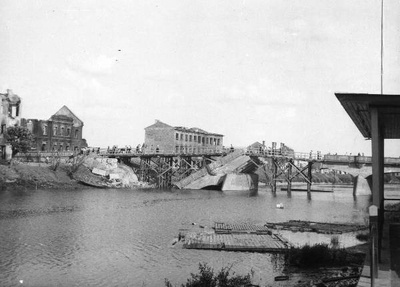 Tartu ruins: broken Freedom Bridge (temporary hip bridge on bridges) and Emajõe left bank buildings. 
Tartu, 3.08.1941. Photo Ilja Pähn.  similar photo