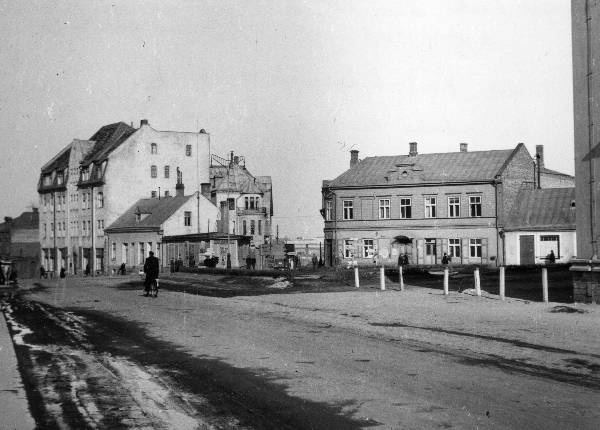 Tartu varemed. Riia ja Võru t (vaade Kaitseliidu maja Riia t poolsest küljest Võru t suunas). Taga vasakul Erakliinik (kõrge hoone), Võru t algus.
Tartu, 1.04.1944. Foto Ilja Pähn.