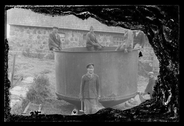 Construction, men in the tank (pipetroleum ?) At
