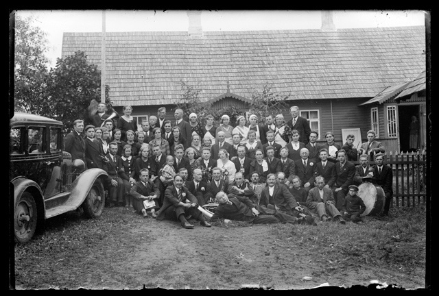 Weddings - wedding in front of the house on group photo, left car