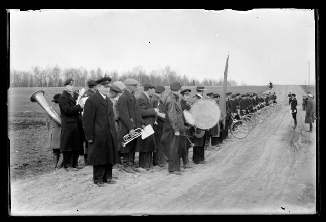 Paradise of the Defence League ? - military personnel with bicycles