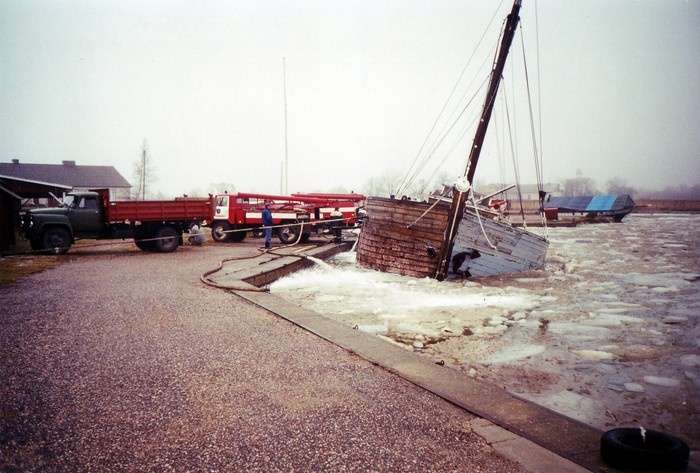 Mootorpurjekas Alar Hiiumaal Sõru sadamas