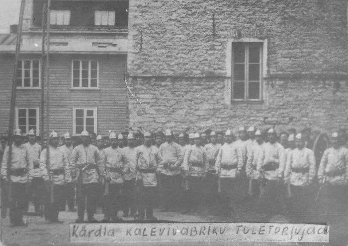 Kärdla Kalevivabriku tuletõrjujad vabriku juures