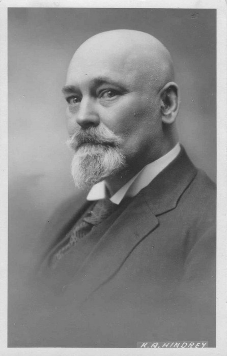 Portreefoto. Karl August Hindrey