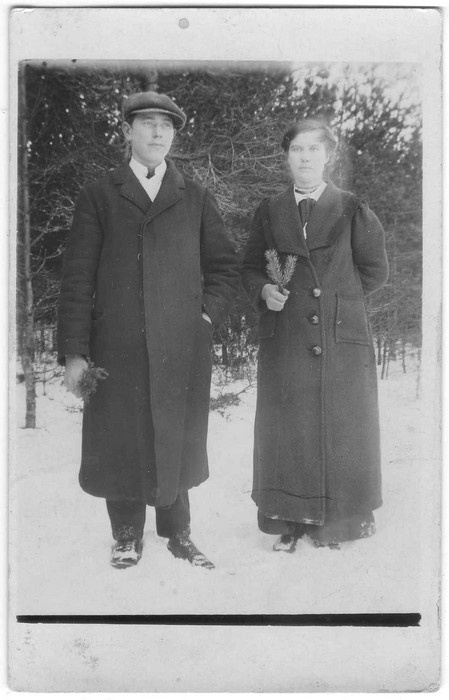 Kaksikportree. Mees ja naine mantlites