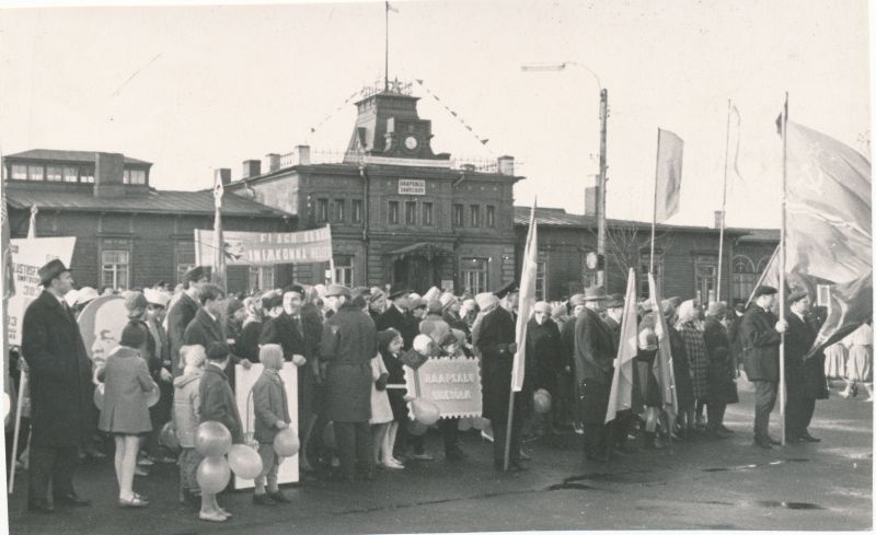 Photo. Celebrations of the 50th anniversary of the Great Socialist October Revolution in Haapsalu. Columns in front of the railway station.