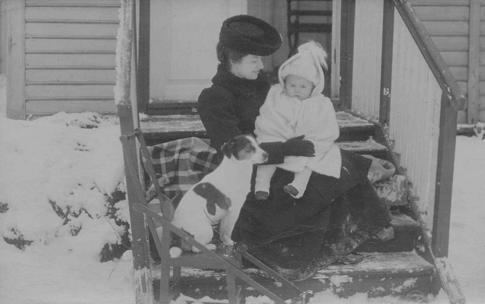Kärdla Kalevivabriku direktori tütar lapse ja koeraga maja trepil