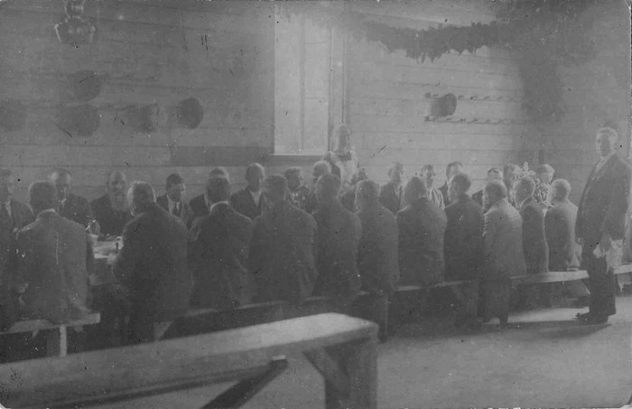 Nurste kabelis kaetud laua ääres