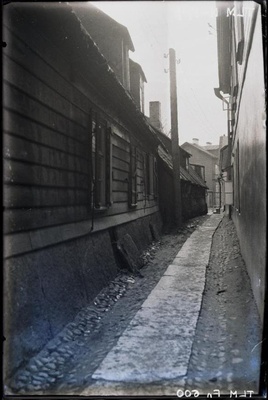 Tallinn, käik Narva maanteelt Ülem-Jõe tänavale, majade nr. 26 ja 28 vahelt.  duplicate photo