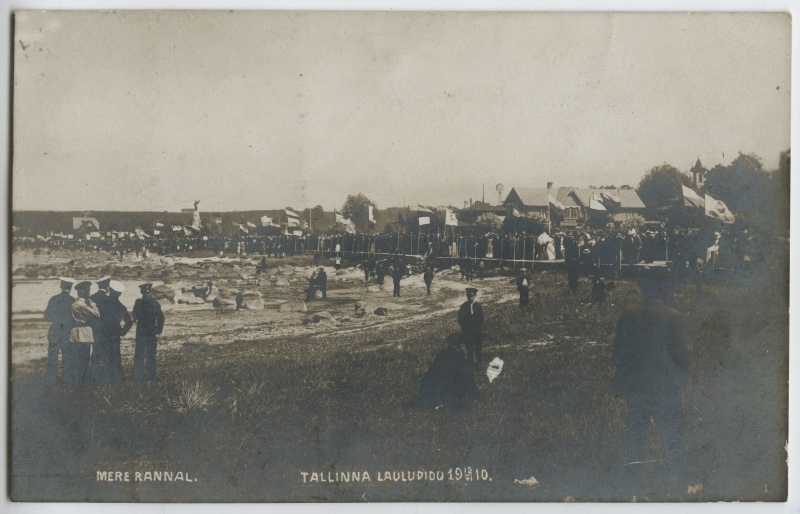 Tallinn Song Festival (7. General Song Festival - view of the train walk on the coast of Kadrioru.