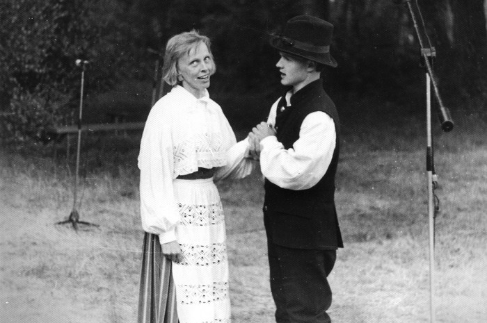 Foto. Vabaõhuetendus"Kosjakased" Kassaris 1993