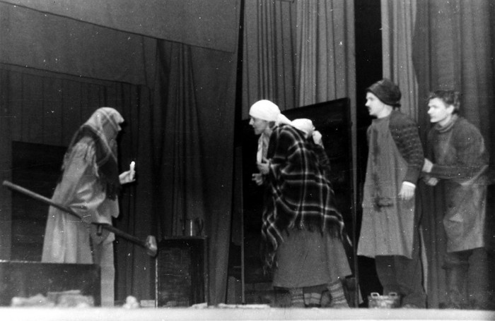 Foto. Stseen etendusest Pärijad