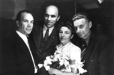 Foto Paul ja Elise Tammeveski sõpradega Saksamaal 1947  similar photo