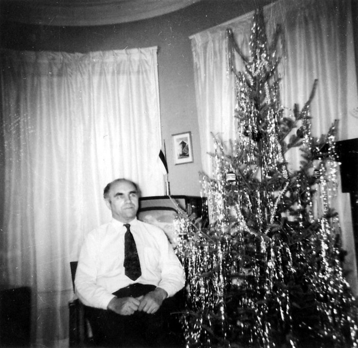 Foto P. Tammeveski oma toas jõulukuuse all (1960-1970. aastad)