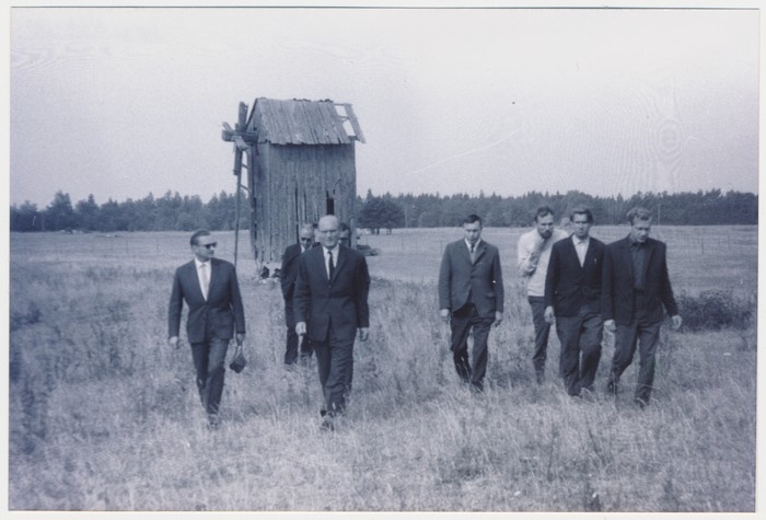 Foto Eesti Riikliku Ehituskomitee liikmed Hiiumaal 3.aug.1969.a. Eemal Kukka tuulik